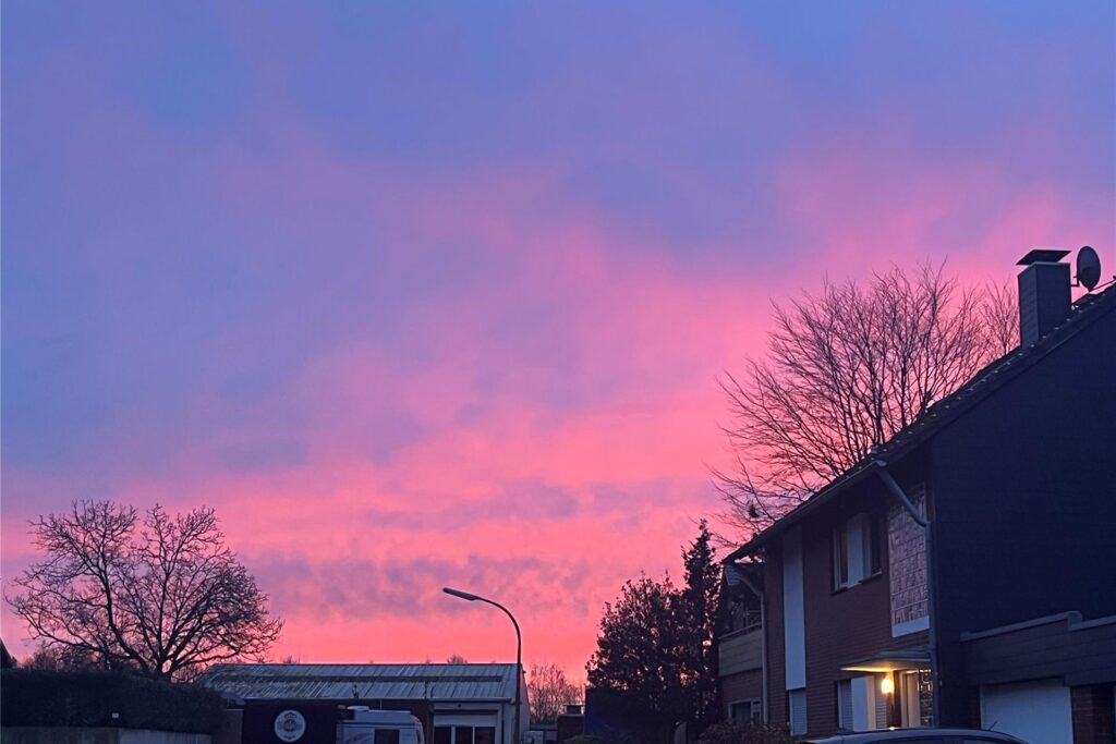 Sonnenaufgang mit angestrahlten Wolken durch die Sonne im März 2025 in Haltern