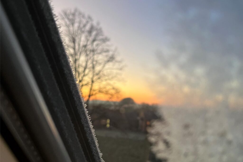 Sonnenaufgang mit Frost durch Dachfenster fotografiert im März 2025 in Haltern