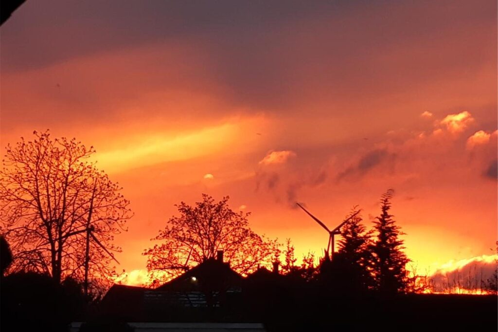 Brennender Himmel angestrahlte Wolken durch die Sonne bei Sonnenuntergang in  Hullern in Haltern im März 2025