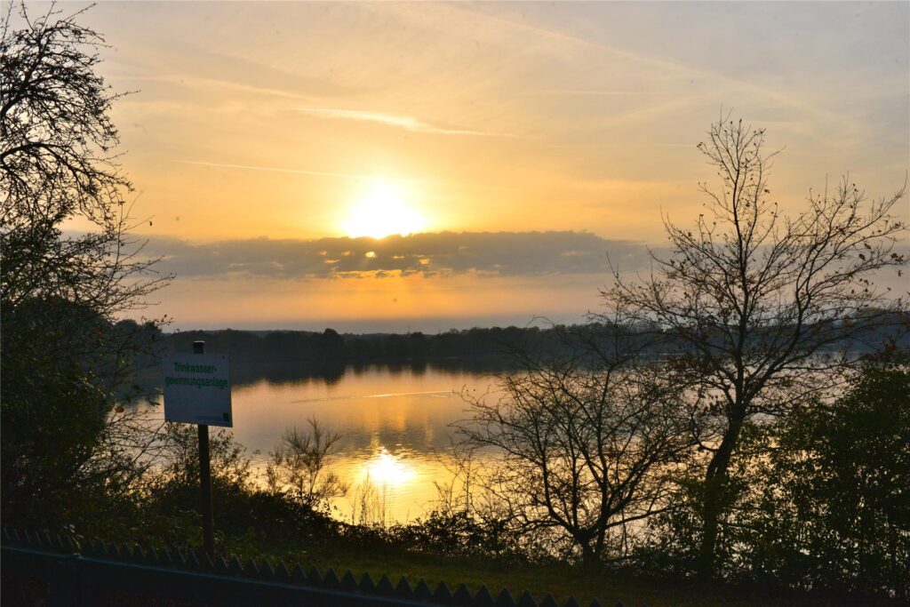 Abenddämmerung am kleinen See Richtung Wasserwerk im März 2025 in Haltern