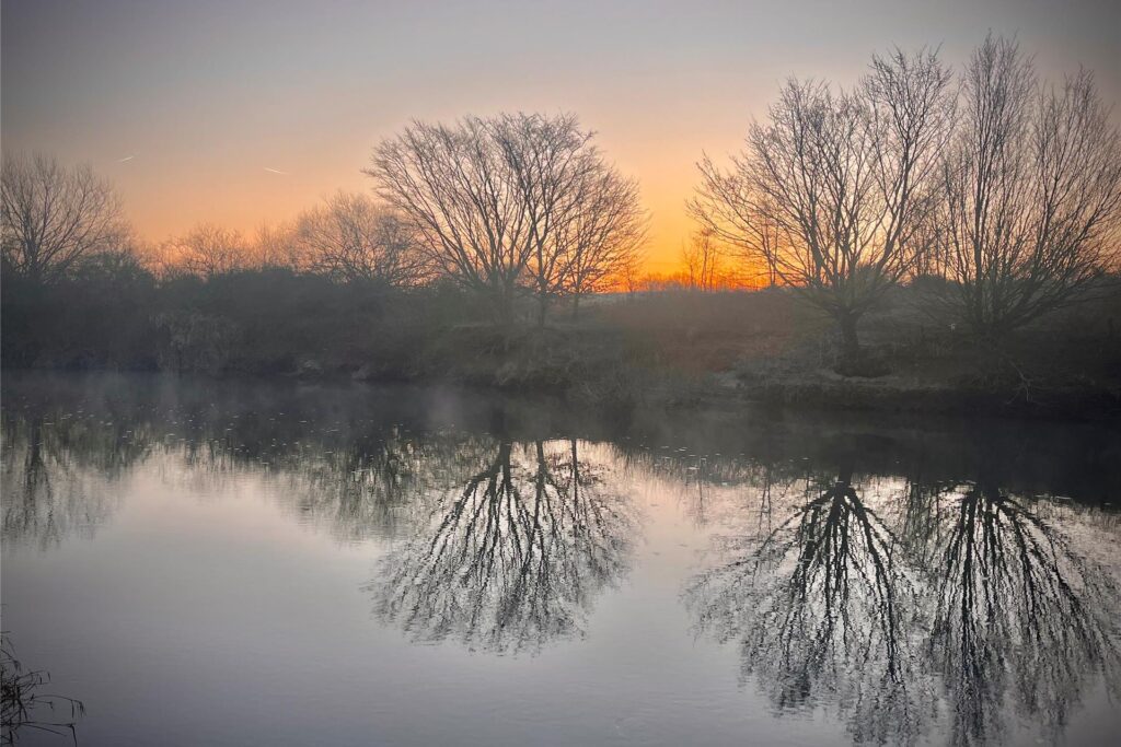 Sonnenaufgang im Frühling an den Lippwiesen mit leichtem Nebel in Haltern am See bei Bergbossendorf im März 2025