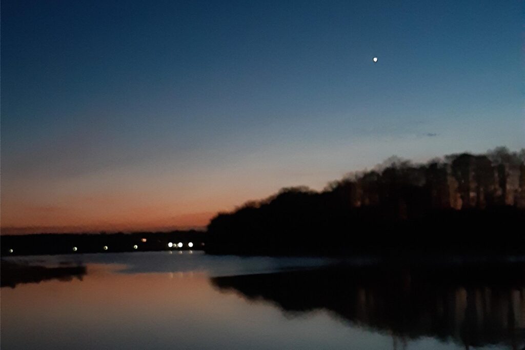 Sonnenuntergang am Stausee in der Stadtmühlenbucht mit Dämmerung und Sternen im Frühling in Haltern am See im März 2025