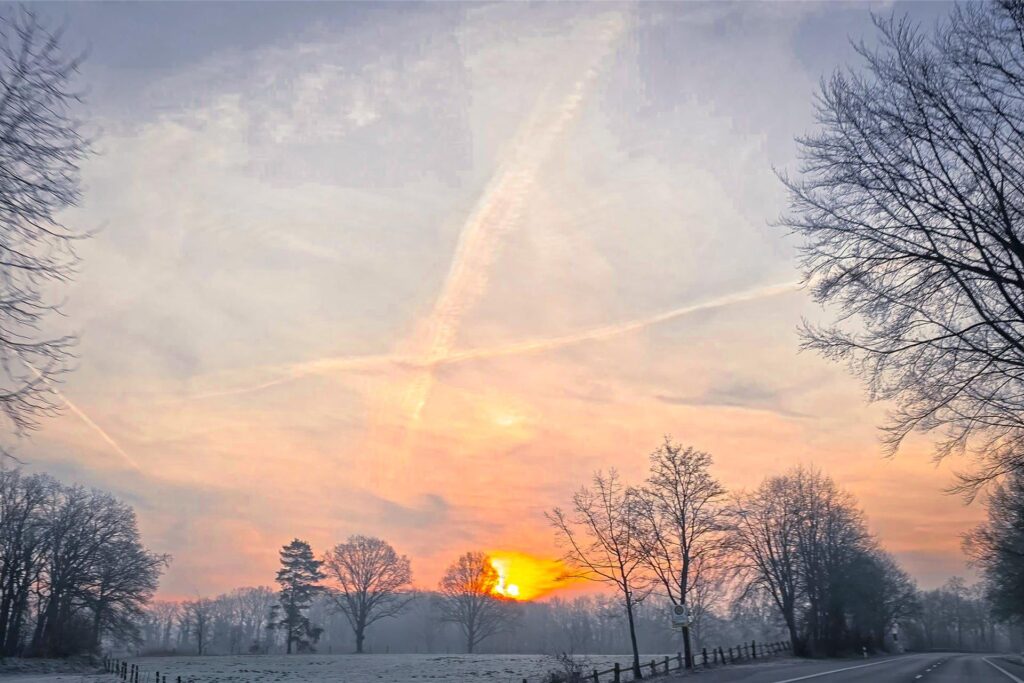 Starke Dämmerung bei Sonnenaufgang mit Blick auf eine Straße in Haltern am See im März 2025