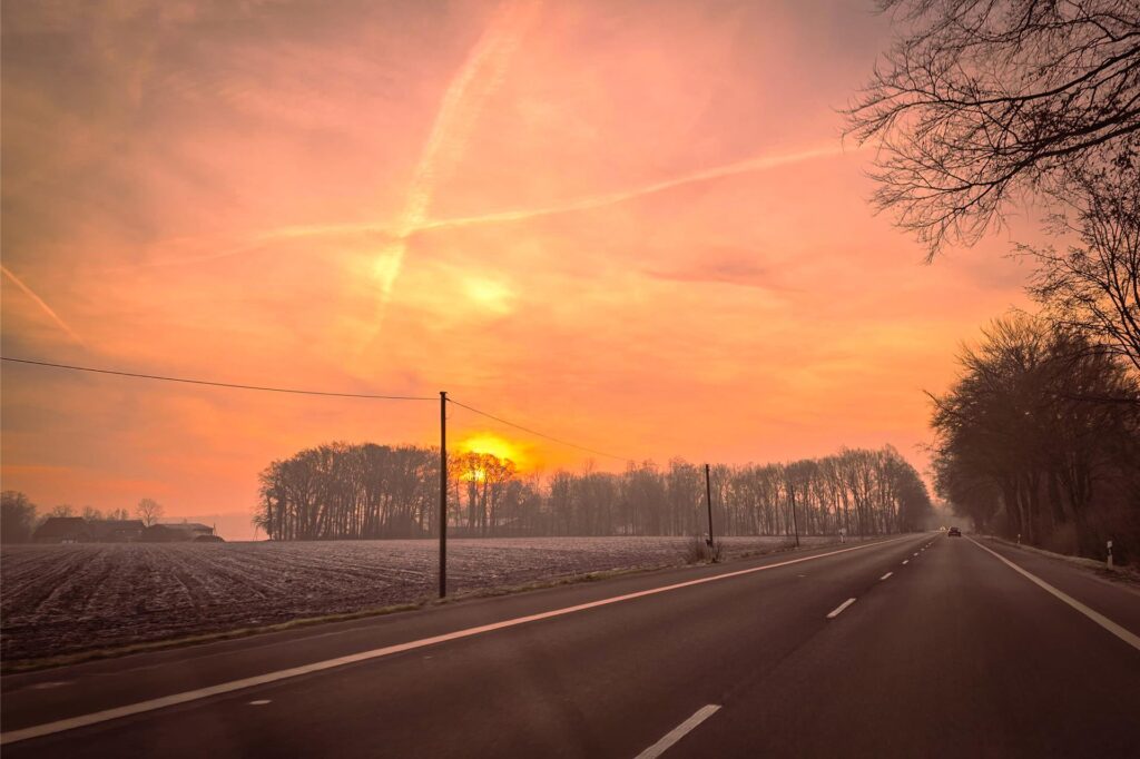 Starke Dämmerung bei Sonnenaufgang mit Blick auf eine Straße in Haltern am See im März 2025
