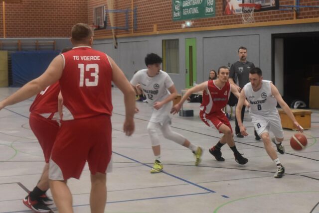 Für Niklas Millgramm (am Ball) und den GV Waltrop reichte es auch gegen die TG Voerde nicht zu einem Sieg in der Basketball-Oberliga.