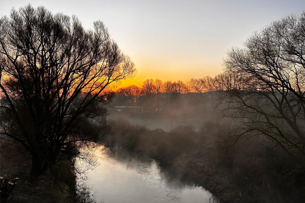 Sonnenaufgang im Frühling an der Lippe mit leichtem Nebel in Haltern am See im März 2025