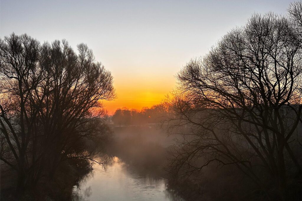 Sonnenaufgang im Frühling an der Lippe mit leichtem Nebel in Haltern am See im März 2025