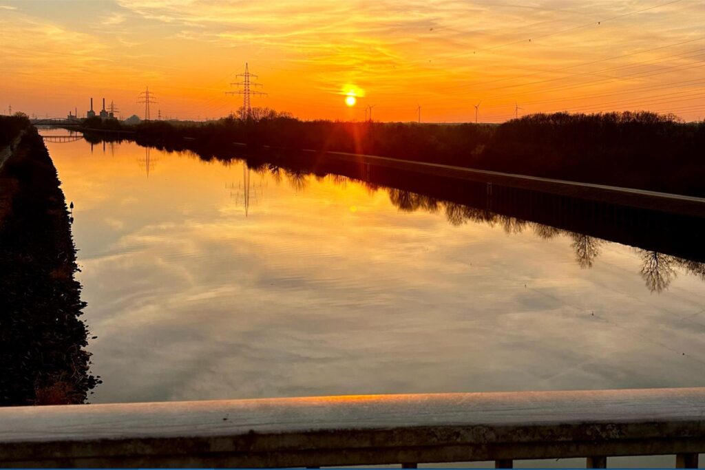 Sonnenuntergang über dem Kanal in Bergbossendorf im März 2025 in Haltern am See.