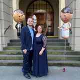 Ein Mann und eine Frau stehen vor den Stufen des Rathauses in Datteln.