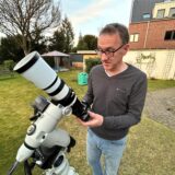 Astro-Fotograf Georg Röer mit seinem Linsenteleskop im Garten seines Hauses in Haltern am See.