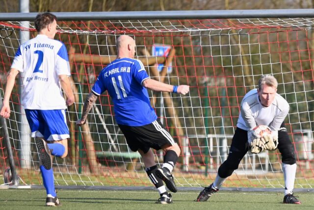 Torwart Holger Gatberg (r.) von der SG SV Titania/GW Erkenschwick Ü50 fängt hier den Ball vor dem Marler Angreifer Christian Müller.