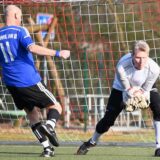 Torwart Holger Gatberg (r.) von der SG SV Titania/GW Erkenschwick Ü50 fängt hier den Ball vor dem Marler Angreifer Christian Müller.