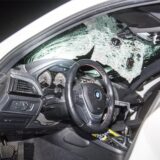 Zersplittert hängt die Windschutzscheibe eines BMWs nach der Kollision mit einem großen Stein im Rahmen. (Symbolbild)