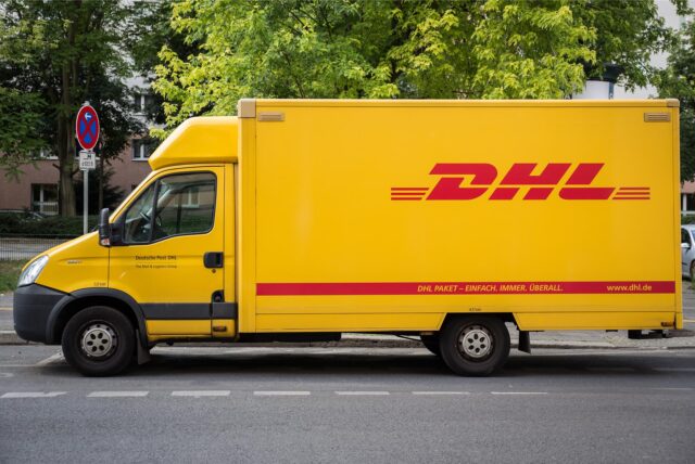 Ein geparktes DHL-Fahrzeug