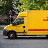 Ein geparktes DHL-Fahrzeug