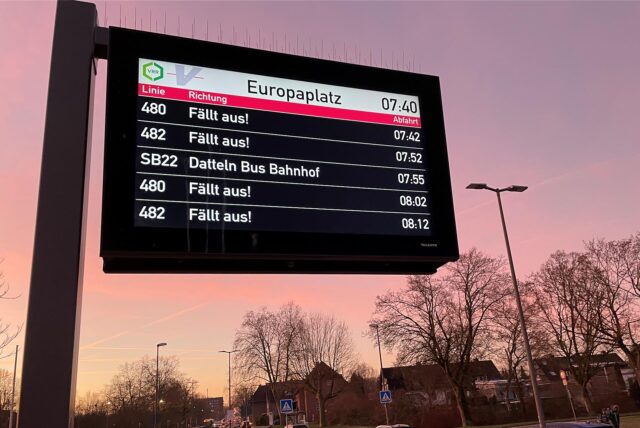 Auf einer Anzeigentafel des VRR sind die Busse aufgelistet, die ausfallen.