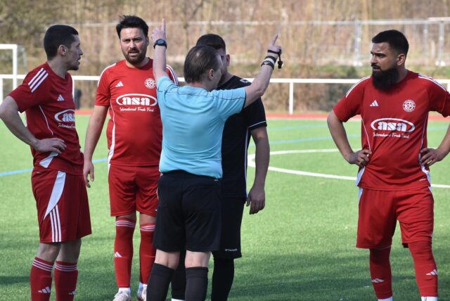 Schiedsrichter Andreas Hagedorn hat alle Hände voll zu tun. Im C4-Spiel zwischen Kültürspor Datteln II und SG Suderwich III wurde viel und heftig diskutiert.