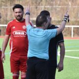 Schiedsrichter Andreas Hagedorn hat alle Hände voll zu tun. Im C4-Spiel zwischen Kültürspor Datteln II und SG Suderwich III wurde viel und heftig diskutiert.