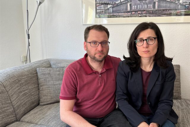Dr. Siba Hein und ihr Mann Daniel auf dem Sofa in ihrer Wohnung in Marl.