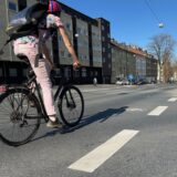 Eine Radfahrerin fährt auf dem Heiligen Weg.