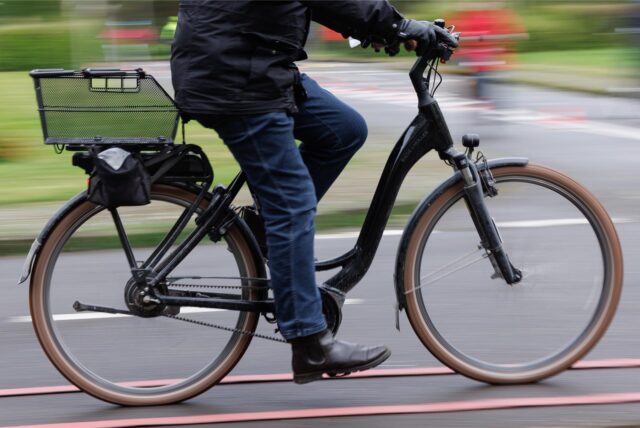 Jemand fährt auf einem Fahrrad.