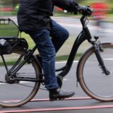 Jemand fährt auf einem Fahrrad.