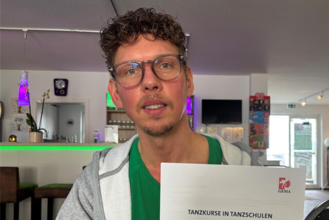 Patrick Pompös, Inhaber der Tanzschule Pompös in Waltrop, hält den GEMA WR-Tanz Tarif
