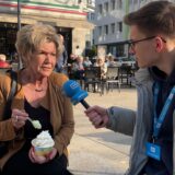 Julius Obhues spricht mit einer Frau über den Eispreis in Dortmund.
