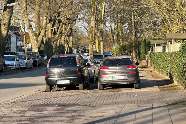 Autos parken in zweiter Reihe an der Josef-Wulff-Straße.