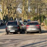Autos parken in zweiter Reihe an der Josef-Wulff-Straße.