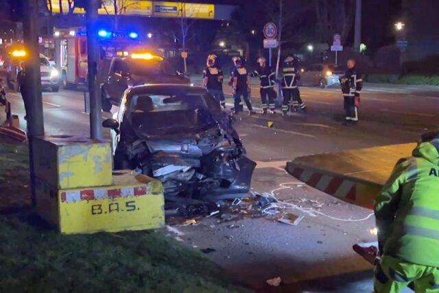 Schwer beschädigter Wagen in Dortmund auf dem Wall.