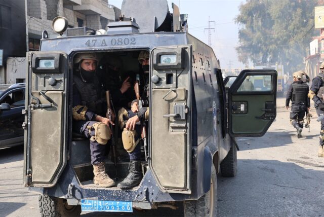 Mitglieder der syrischen Sicherheitskräfte patrouillieren auf einer Straße in der Küstenstadt Jableh in der Provinz Latakia im Nordwesten Syriens.