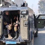 Mitglieder der syrischen Sicherheitskräfte patrouillieren auf einer Straße in der Küstenstadt Jableh in der Provinz Latakia im Nordwesten Syriens.