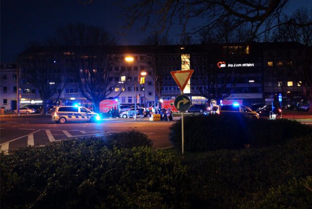 Ein 28-Jähriger klaut einen Opel Corsa und baut damit auf dem Wall einen schweren Unfall.