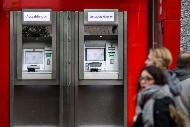 Passanten gehen an Geldautomaten der Sparkasse Dortmund vorbei.