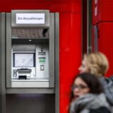 Passanten gehen an Geldautomaten der Sparkasse Dortmund vorbei.