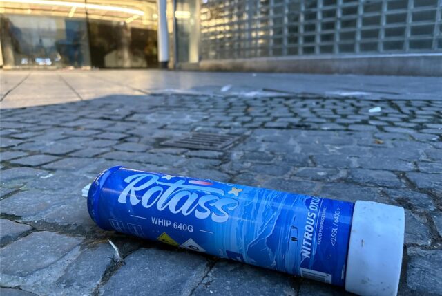 Solche und andere Lachgas-Flaschen findet man offenbar an verschiedenen Stellen im Stadtgebiet, oft in Gebüschen oder am Rande von Parkplätzen.