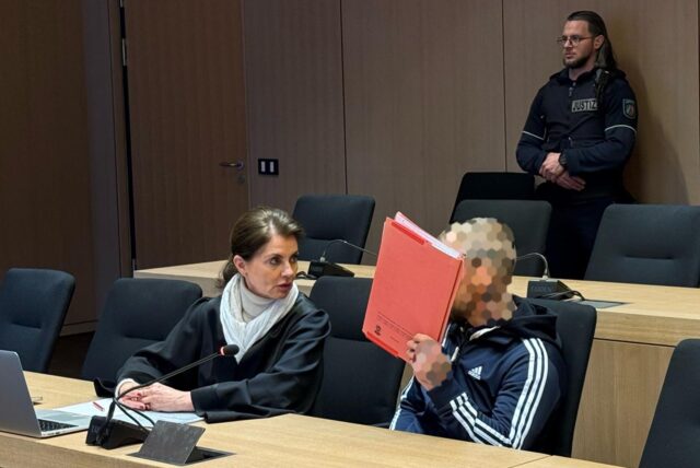 Der wegen Beihilfe zum versuchten Mord angeklagte Lüner (vorne rechts) neben seiner Verteidigerin Ina Klimpke kurz vor Prozessbeginn am 26. Februar 2025.