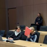 Der wegen Beihilfe zum versuchten Mord angeklagte Lüner (vorne rechts) neben seiner Verteidigerin Ina Klimpke kurz vor Prozessbeginn am 26. Februar 2025.