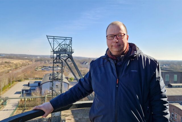 Boris Aleff steht auf dem Förderturm der Zeche Auguste Victoria in Marl.