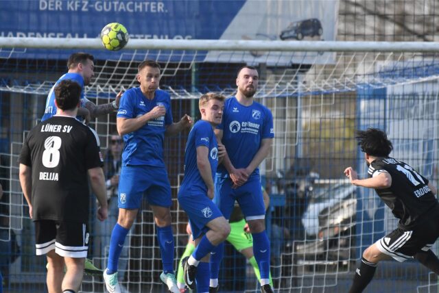 Das Westfalenliga-Duell zwischen Wacker Obercastrop (blaue Trikots) und Lüner SV endete mit einem 3:3-Unentschieden.