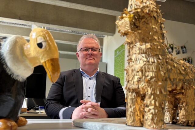 Stefan Brenk, Bereichsleiter Finanzen in der Stadtverwaltung Castrop-Rauxel. In seinem Büro im Rathaus steht ein Goldesel und ein Pleitgeier.