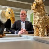 Stefan Brenk, Bereichsleiter Finanzen in der Stadtverwaltung Castrop-Rauxel. In seinem Büro im Rathaus steht ein Goldesel und ein Pleitgeier.