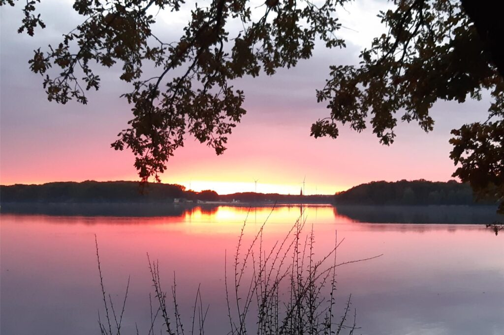 Sonnenuntergang am Stausee in Haltern im März 2025
