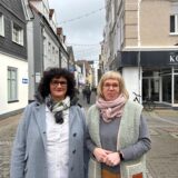 Die beiden Sprecherinnen des Westquartiers Angela Rawe (Vize) und Kirsten Stranghöner (1. Vorsitzende) stehen auf der Großen Geldstraße in Recklinghausen.