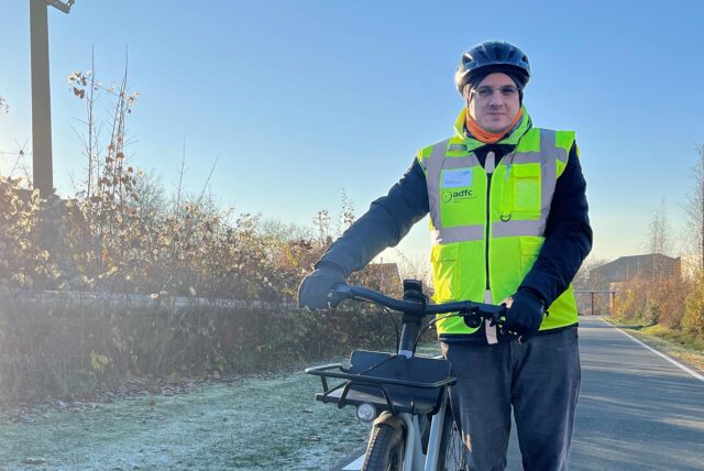 Der ADFC-Vorsitzende Patrick Berner steht auf einem Fahrradweg.