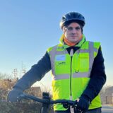 Der ADFC-Vorsitzende Patrick Berner steht auf einem Fahrradweg.
