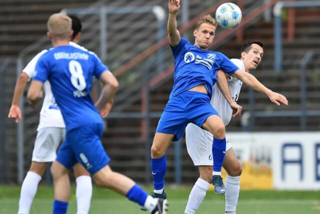 Auch in der Westfalenliga 2 teffen der SV Wacker Obercastrop mit Gianluca Zentler (2.v.r.) und Westfalia Herne aufeinander. So wie hier im Hinspiel im September 2024.