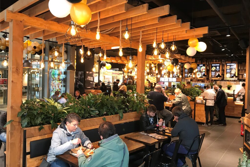 Gäste sitzen an den Tischen vom Frittenwerk in der Thier-Galerie in Dortmund. Gäste sitzen an den Tischen vom Frittenwerk in der Thier-Galerie in Dortmund.
