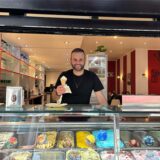 Betreiber Bruno Jesus steht hinter der Theke der Eisdiele „MiDA“ in Datteln und hält ein Eis in der Hand.